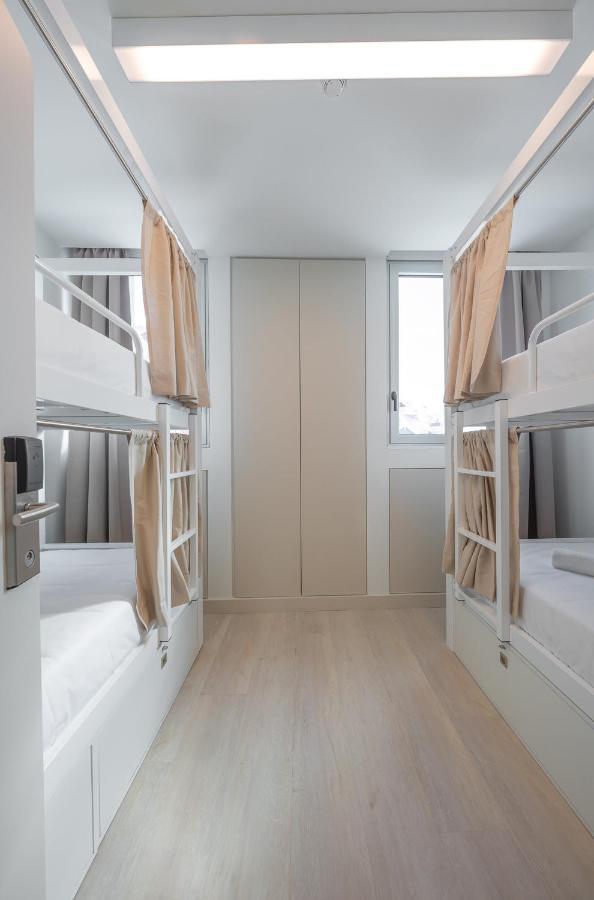 Einzelbett im einfachen Schlafsaal mit 6 Betten